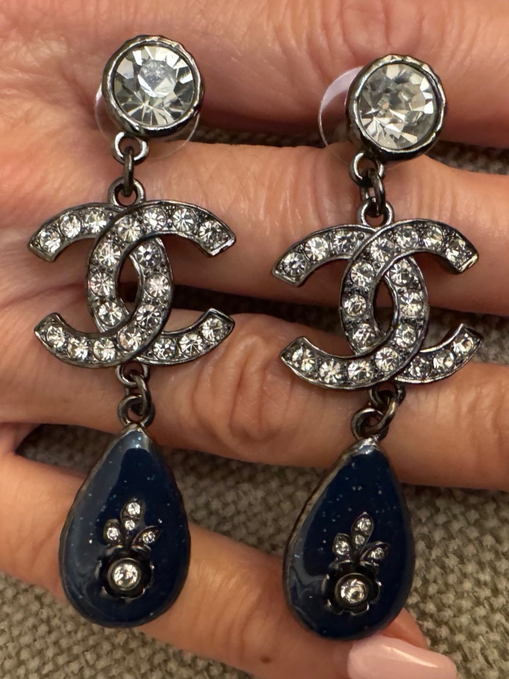 New Limited Edition Classic Chanel CC Logo Strass Crystal Dropped Earrings